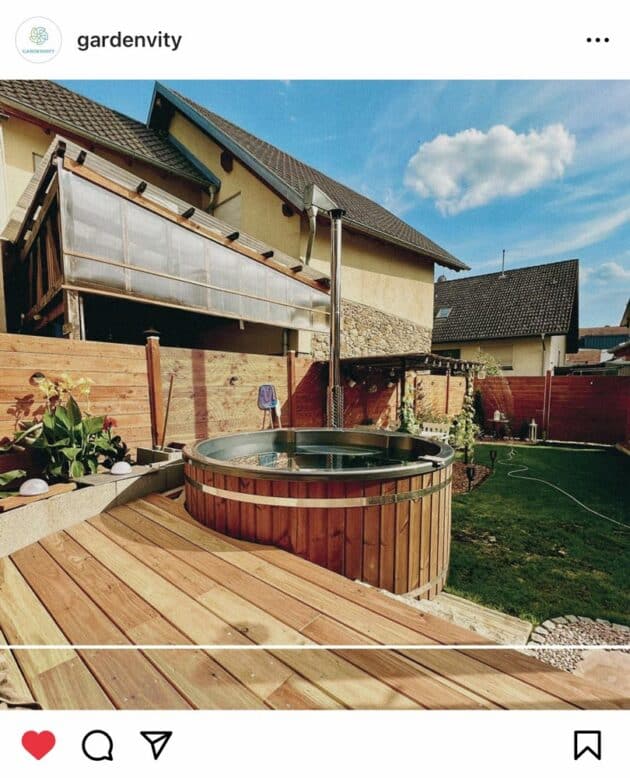 Un bain nordique en bois de Gardenvity parfaitement installé dans la cour d'une famille
