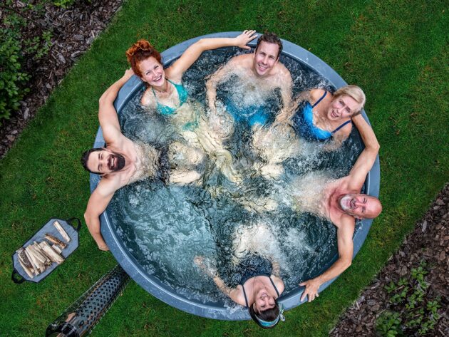 6 personnes se détendant dans un bain nordique de Gardinvity avec chauffage intégré