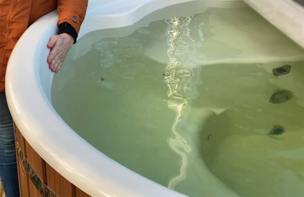 Indication du niveau d'eau approprié dans un bain nordique : 10 à 20 cm en dessous du bord