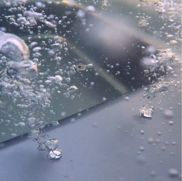 Les deux jets d'air du bain nordique chauffé au bois créent de magnifiques bulles sous l'eau