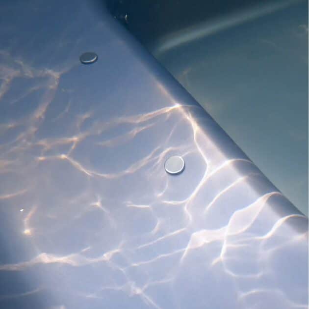 Les jets d'air du bain nordique, éteints sous l'eau, créent de beaux reflets solaires sur le revêtement