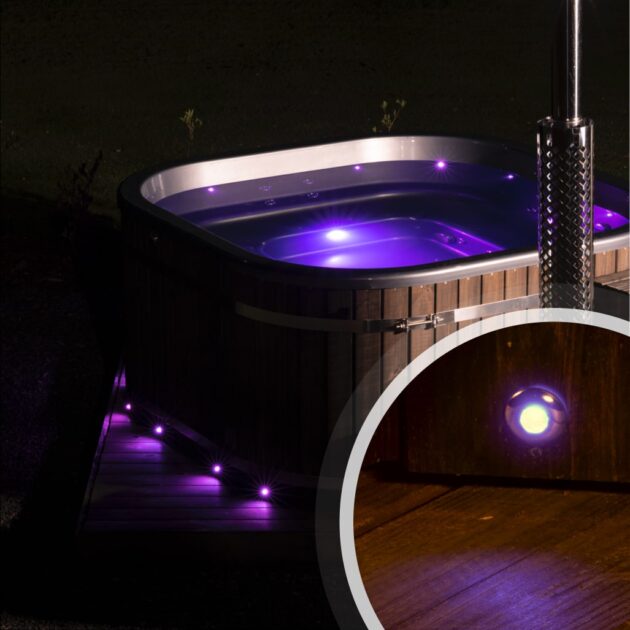 Un bain nordique chauffé au bois qui brille avec des LED violettes à l'extérieur et à l'intérieur